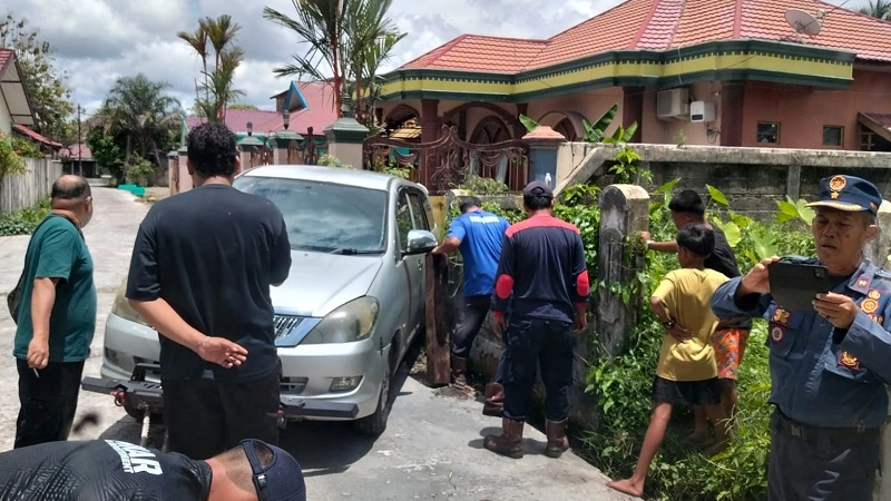 6_Mobil Terperosok