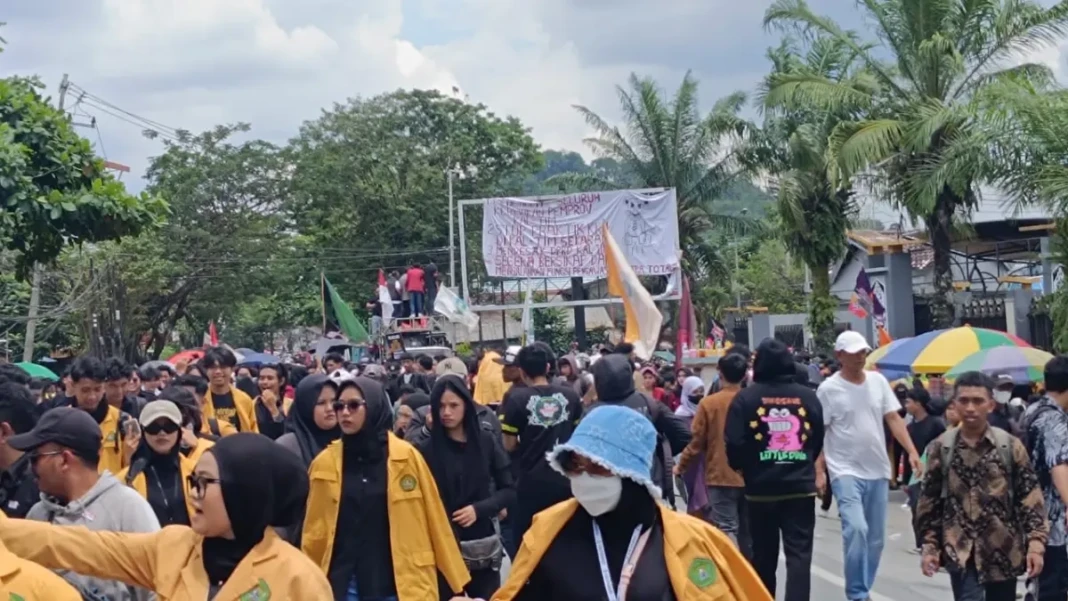 aksi-massa-21-april-di-dprd-kaltim-D5HnB