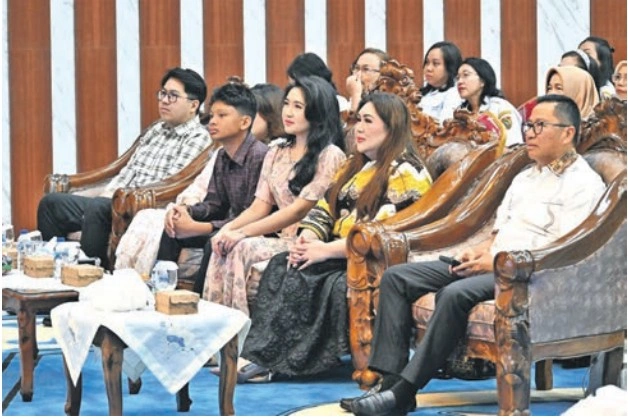 Momen Haru Warnai Perpisahan Leonard S Ampung di Bapperida Kalteng