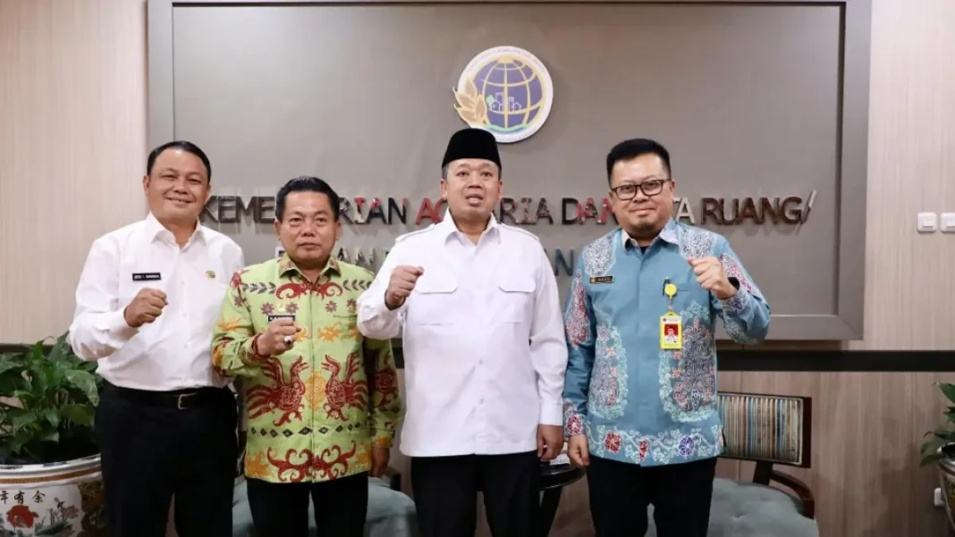 bupati-kapuas-hm-wiyatno-didampingi-sekda-kapuas-saat-bertemu-menteri-atrbpn-nusron-wahid-ZDsvG