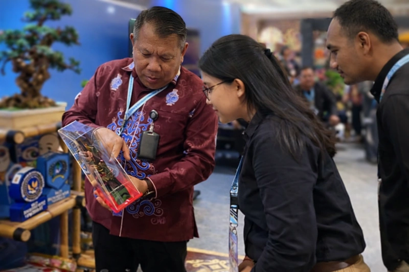 Kepala Kantor Wilayah Direktorat Jenderal Pemasyarakatan Kalimantan Tengah I Putu Murdiana, ketika melihat karya warga binaan yang ditampilkan di pameran WCPP, yang diantaranya hasil karya warga binaan Lapas Narkotika Kasongan.