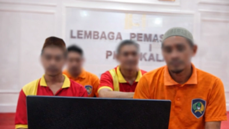Empat terdakwa saat mengikuti persidangan secara virtual melalui Zoom di Pengadilan Negeri Nanga Bulik, belum lama ini. (FOTO: IST)