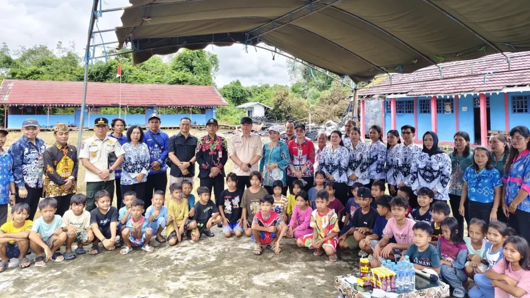 disdik-kapuas-salurkan-bantuan-di-sdn-1-lamuntihumas-R4JO7 (1)