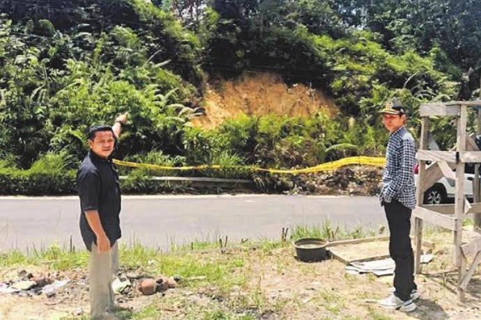 Pastikan Keamanan Warga, DPRD Tinjau Tower Telkomsel di Desa Sikui