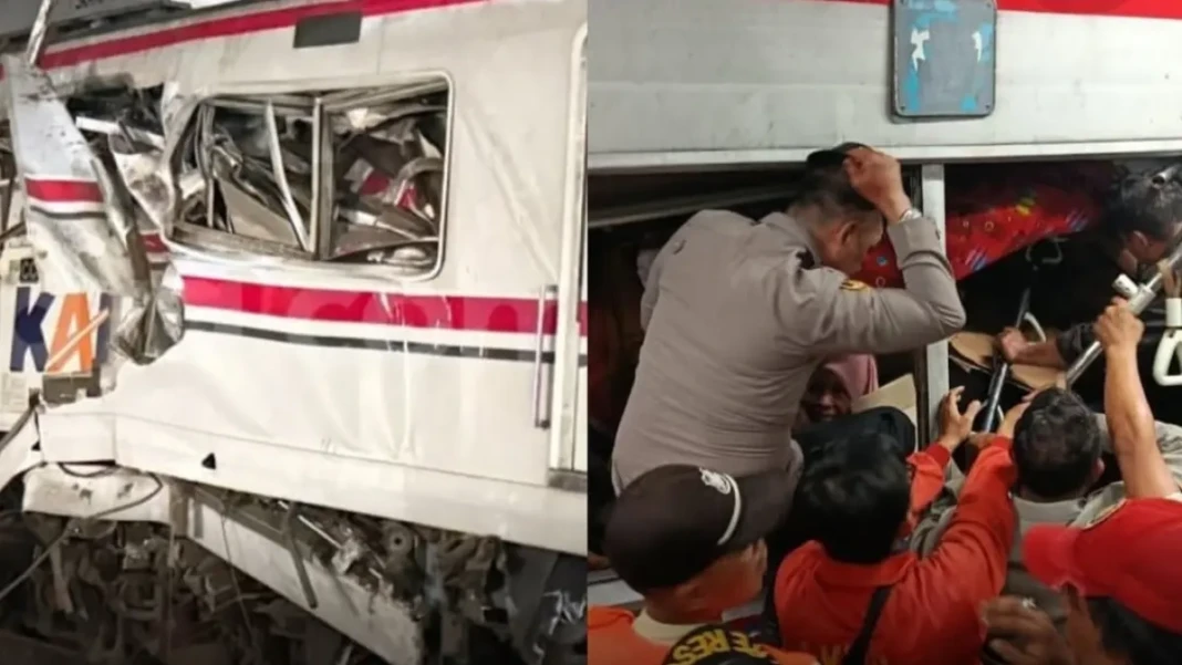 evakuasi-korban-kecelakaan-kereta-di-bekasiinstagram-at-pandemictalk-bVmhV