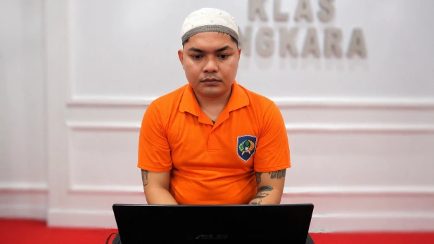 Terdakwa M. Rizaldy Rahman mengikuti persidangan secara virtual di Pengadilan Negeri Nanga Bulik, baru-baru ini. (FOTO: IST)