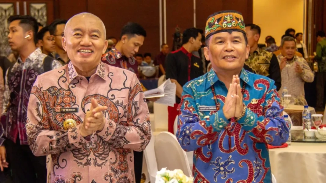 gubernur-muhidin-dan-agustiar-sabran-saat-bersilaturahmiarief-prathamakalteng-pos-NJruz