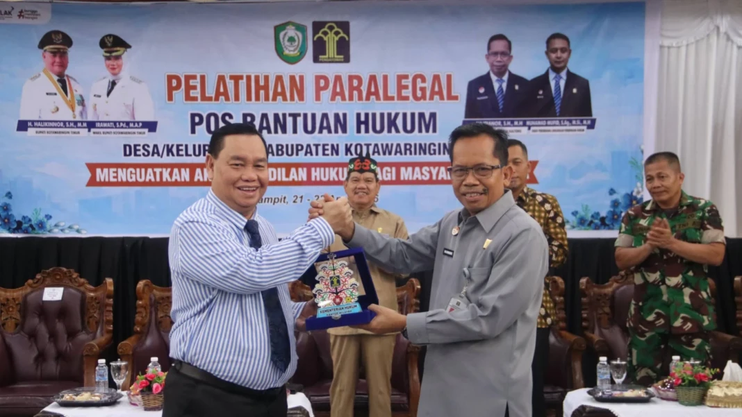 Kakanwil Kemenkum Kalteng, Hajrianor, bersama Bupati Kotawaringin Timur, Halikinnor, menunjukkan salam komando usai kegiatan pelatihan paralegal Posbankum desa/kelurahan di Sampit, Selasa (21/04/2026).