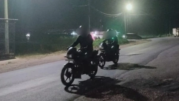 Pemotor Pakai Senter di Kepala Gantikan Lampu, Polisi Angkat Bicara