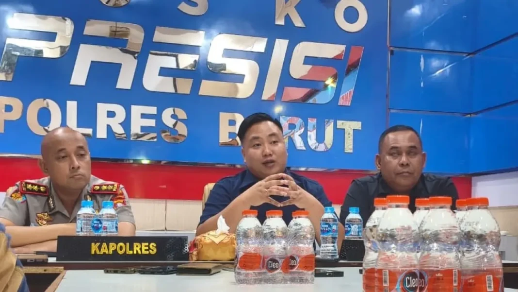 kapolres-barito-utara-akbp-singgih-febriyanto-kiri-kasat-reskrim-akp-ricky-hermawan-tengah-rilis-kasus-pembunuhan-reno-saputrakalteng-pos-wkm9d