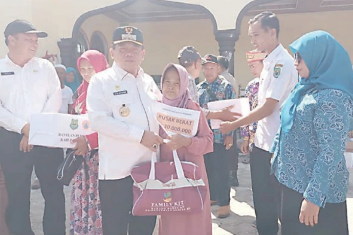 Bupati Salurkan Bantuan Korban Kebakaran Pulau Kupang