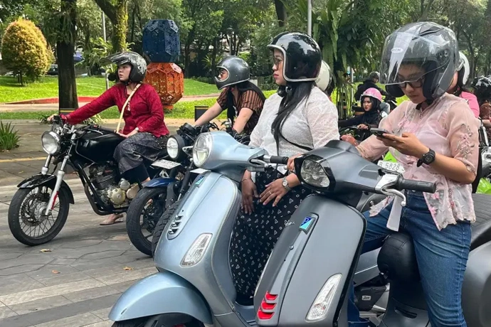 Cara Unik Cegan Bikers Peringati Hari Kartini, Riding Pakai Kebaya