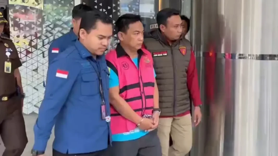ketua-ombudsman-ri-hery-susanto-digiring-ke-rumah-tahanan-usai-diamankan-tim-penyidika-jampidsus-kejagung-kamis-164-ryandi-zahdomo-OcDI4