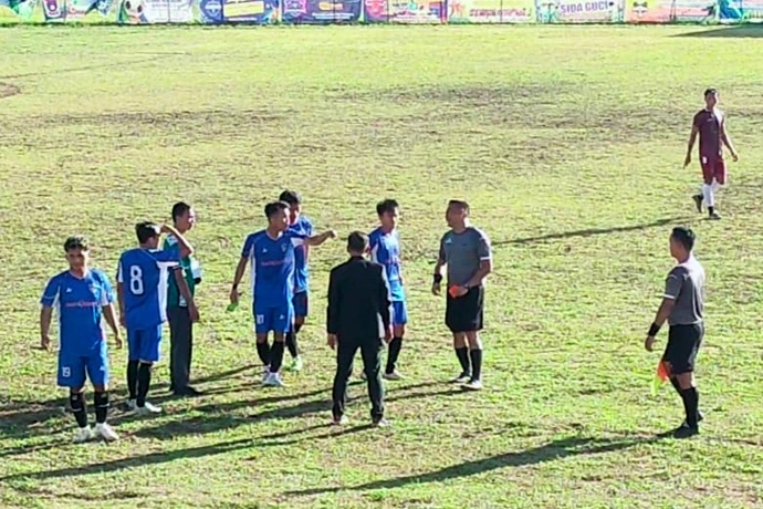 Laga 8 Besar Bupati Cup 4 Diwarnai Protes Pemain atas Kepemimpinan Wasit