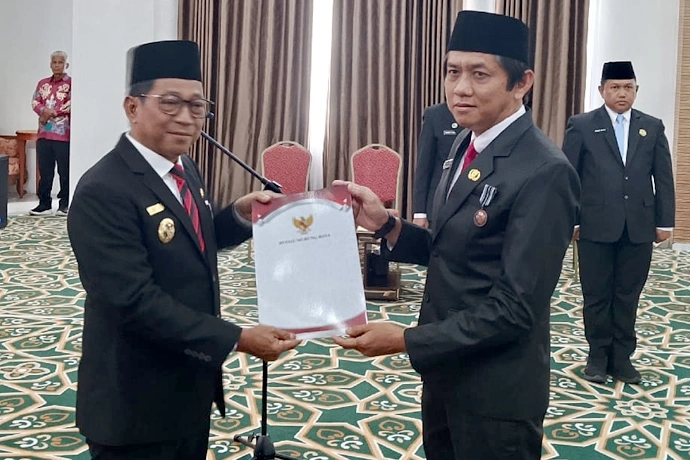 Bupati Murung Raya Heriyus Lantik Gema Topandas sebagai Kadisdukcapil
