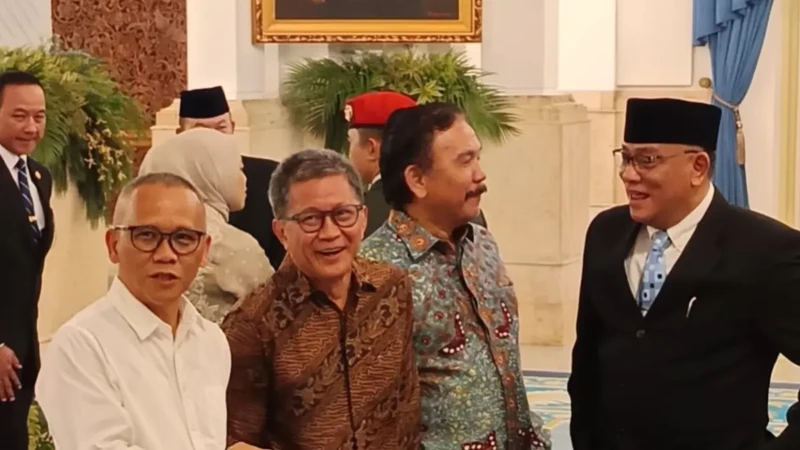 Rocky Gerung Curi Perhatian di Pelantikan Menteri Kabinet Prabowo