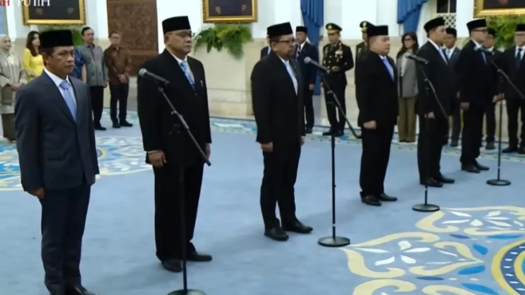 presiden-prabowo-subianto-resmi-merombak-atau-reshuffle-kabinet-merah-putih-di-istana-negara-jakarta-senin-274-setpres-4wgmN