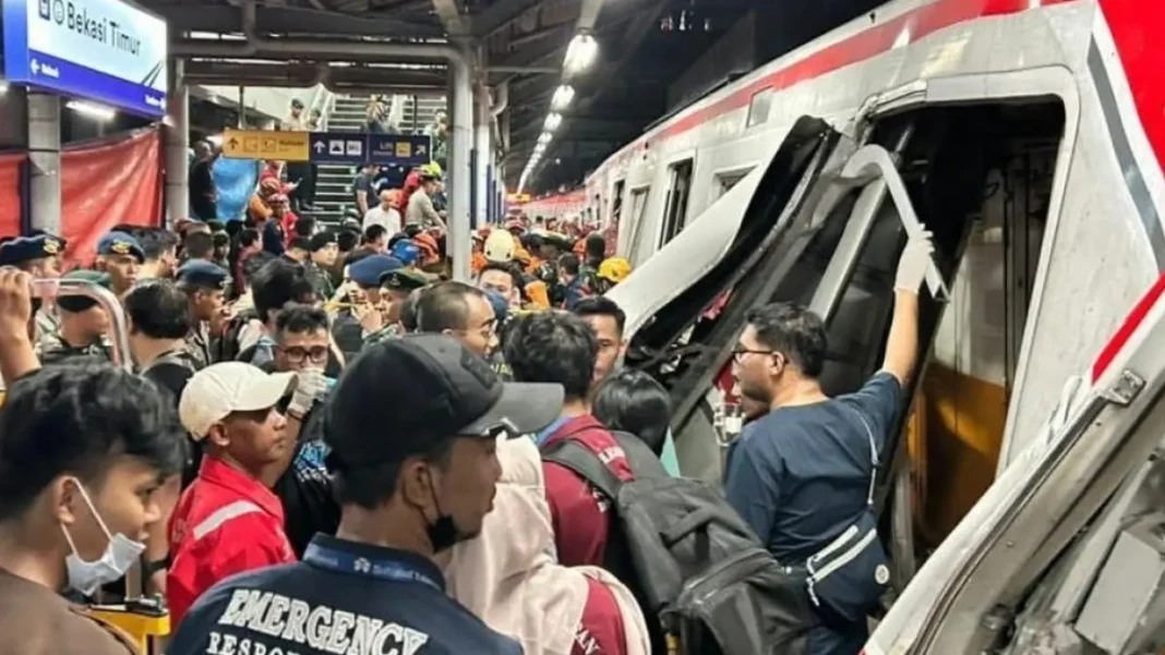 proses-evakuasi-kecelakaan-kereta-di-bekasi-14-orang-tewaskai-8rXVl