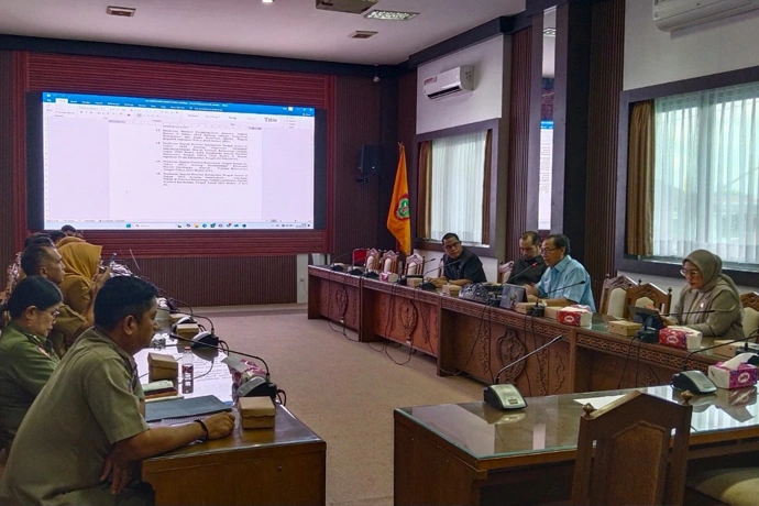 Rapat pansus finalisasi pembahasan Raperda Perpustakaan di Kantor DPRD Kalteng, Senin (204). (AnandriProkalteng.co)