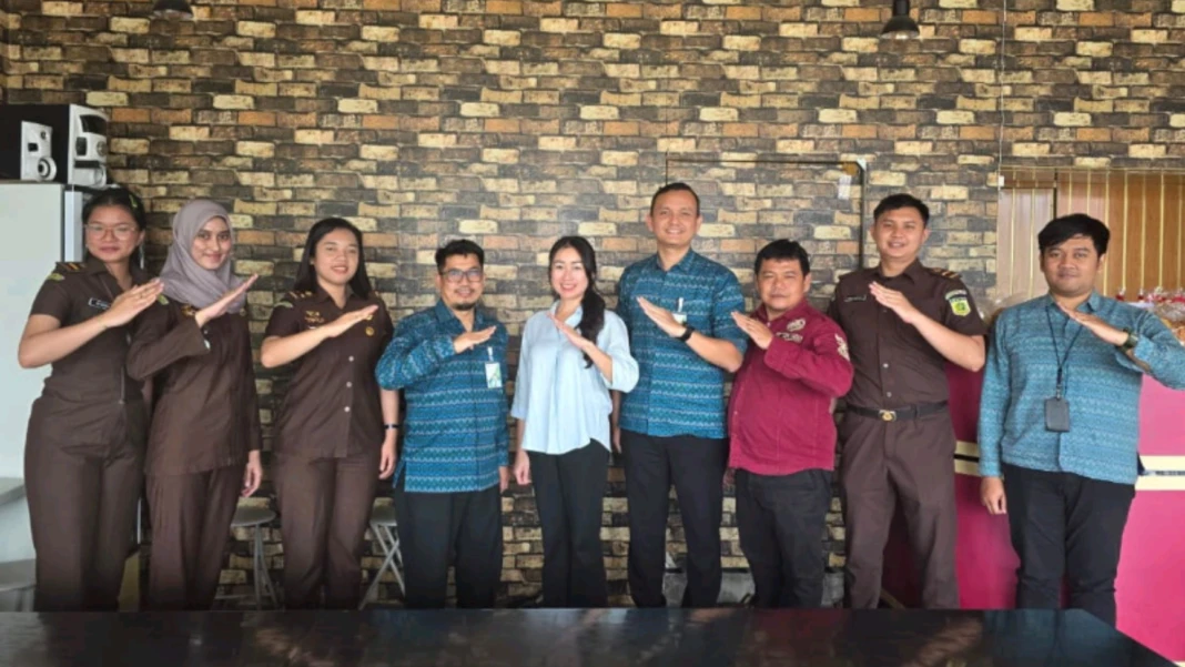 Foto bersama jajaran BPJS Ketenagakerjaan Cabang Barito Utara Muara Teweh dan Kejaksaan Negeri Murung Raya usai penyerahan Surat Kuasa Khusus (SKK), Kamis (16/4/2026),