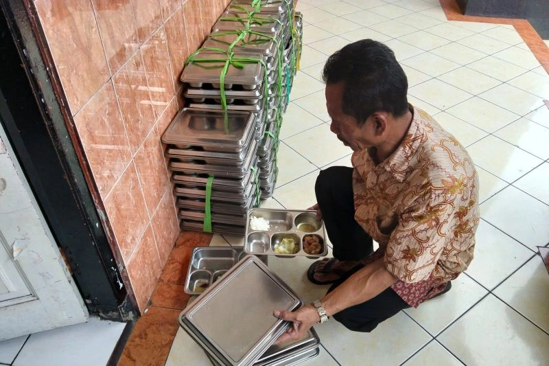 Ilustrasi petugas di salah satu sekolah di Kota Mataram, Provinsi Nusa Tenggara Barat, mengumpulkan sisa makan bergizi gratis (MBG). ANTARA/Nirkomala.