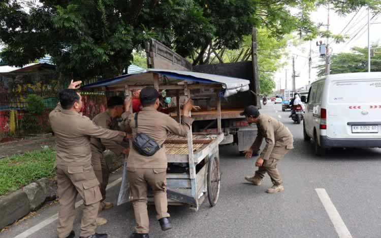 Tertibkan PKL, Satpol PP Palangka Raya Beri Teguran hingga Amankan Barang