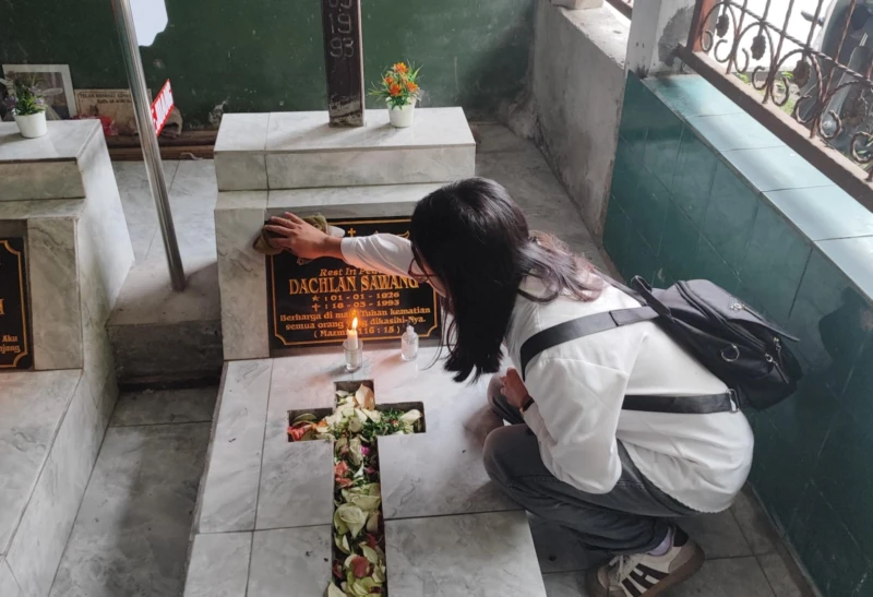 Paskah Tiba, Warga Palangka Raya Ramai Ziarah ke TPU Kristen