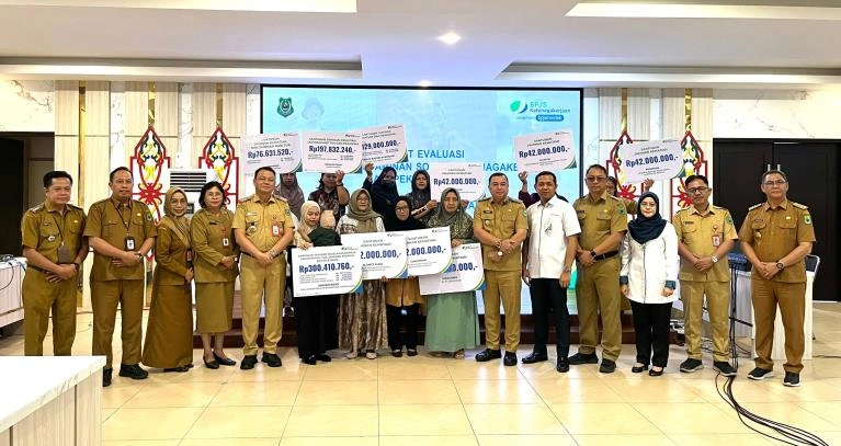 Foto bersama usai Rapat Evaluasi Jaminan Sosial Ketenagakerjaan 2026 di Rumah Jabatan Bupati Kapuas, Senin (13/4/2026).