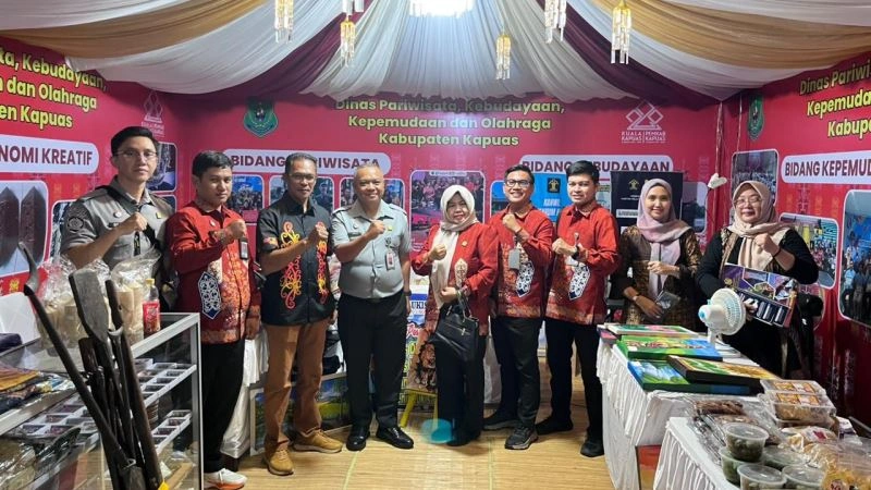 Foto bersama di booth Kanwil Kemenkum Kalteng pada Kapuas Expo 2026 menjadi simbol komitmen menghadirkan layanan hukum yang dekat, mudah diakses, dan bermanfaat bagi masyarakat.