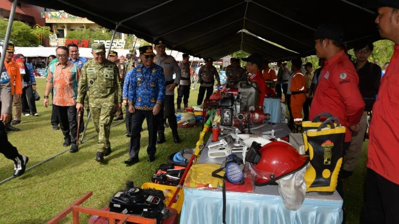 Gubernur Kalteng, Agustiar Sabran meninjau sarpras usai Apel di Lapangan Barigas Polda Kalteng, Jalan Tjilik Riwut, Jumat (17/4). (ist)