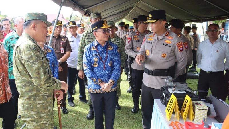 Kapolda Kalteng, Irjen Pol Iwan Kurniawan bersama Gubernur Kalteng H Agustiar Sabran saat pengecekan sarana prasarana usai Apel Gelar Pasukan dan Sarpras Kesiapsiagaan Karhutla yang di Lapangan Barigas, Mapolda setempat pada Jumat (17/4). (Humas Polda)