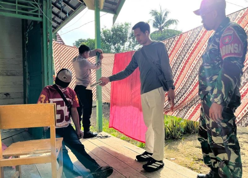 Petugas kepolisian dan TNI saat mengevakuasi korban gantung diri berinisial AG (43) di Desa Sekoban, Kecamatan Lamandau, Kabupaten Lamandau, Jumat (17/4). (FOTO: IST)