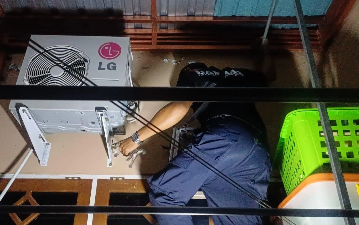 Aksi Heroik Damkar Palangka Raya Selamatkan Anak Kucing Terjepit di Dinding