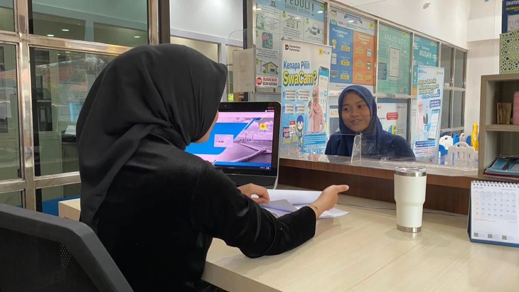 Srikandi PLN sedang melayani pelanggan di front line.