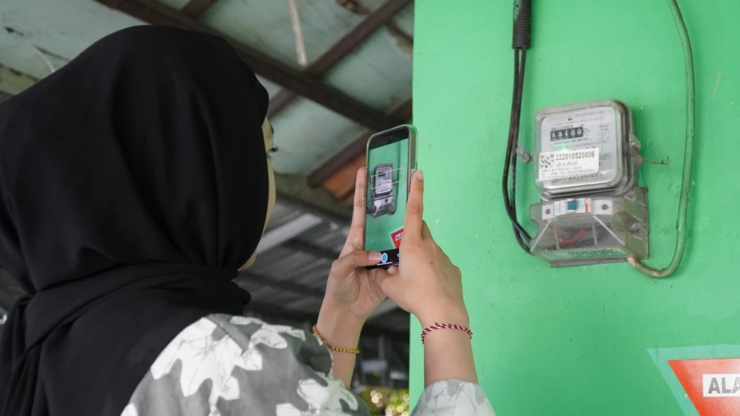 Melalui fitur SWACAM, pelanggan pascabayar dapat melakukan pencatatan angka kWh meter secara mandiri setiap bulannya.