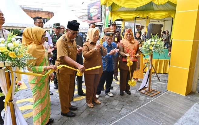 11_Bupati Kobar Hj Nurhidayah