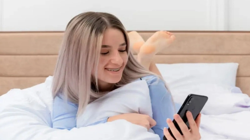 Ciri Kepribadian Orang yang Langsung Mengecek Ponselnya Begitu Bangun Tidur