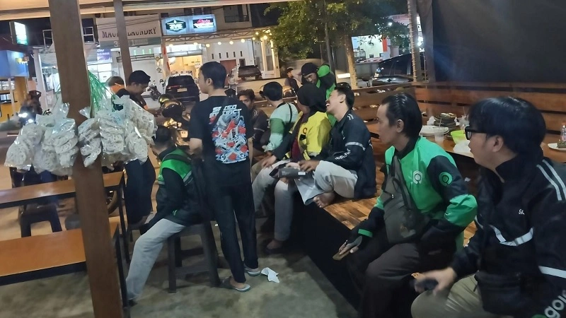 Antrean Mengular dan Cari BBM di Eceran pun Susah, Pendapatan Ojol Berkurang Drastis