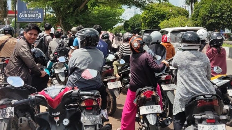 8_Antrean Bahu Jalan