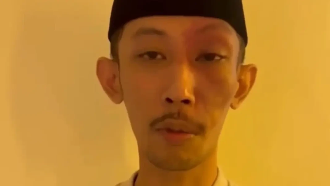 anggota-dprd-jember-achmad-syahri-as-siddiqi-meminta-maaf-ke-publik-setelah-tingkatan-bermain-game-sambil-merokok-saat-sidang-resmi-viral-di-media-sosial-istimewa-0GB0U