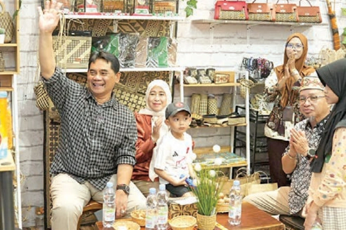 Dukung Umkm Naik Kelas, Bupati Barito Utara Tinjau Stan Daerah Di Kalteng Expo 2026