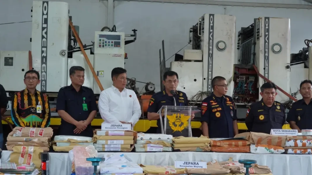 dirjen-bea-dan-cukai-kemenkeu-letjen-tni-puan-djaka-budi-menunjukkan-barang-bukti-hasil-penindakan-jaringan-produsen-pita-cukai-ilegal-di-jateng-ditjen-bea-dan-cukai-fQqRj