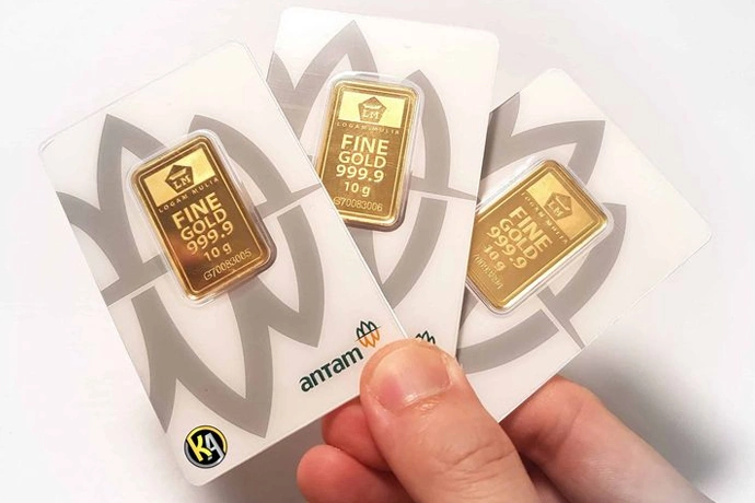 Hari Ini Harga Emas Antam Anjlok, Turun Rp50 Ribu per Gram