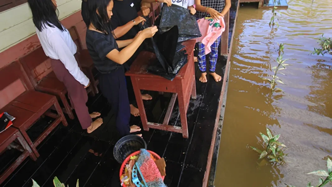 ilustrasi-banjir-di-sekolahdok-kaltengposjawaposcom-OOMrW
