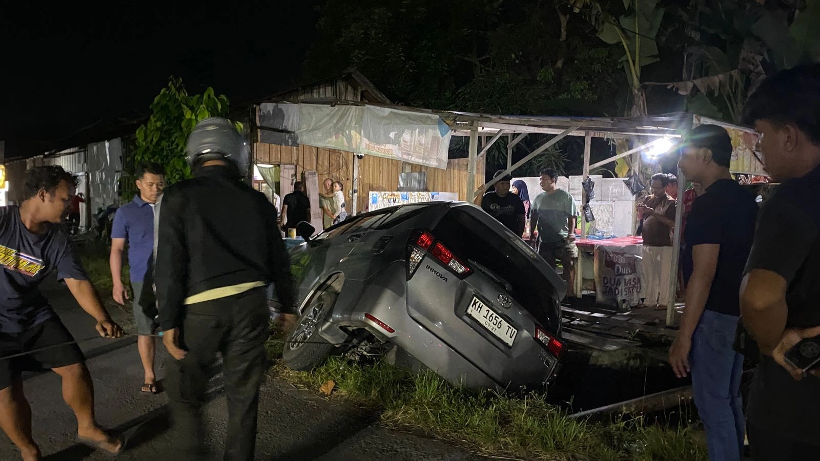Mobil Innova Nyemplung ke Parit, Ini Dugaan Penyebabnya