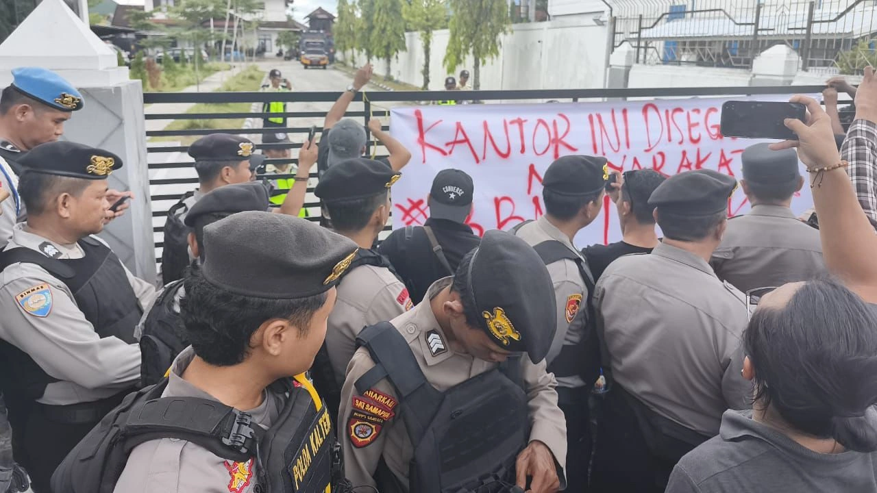 Antrean BBM Tak Kunjung Usai, Massa Segel Kantor Pertamina di Palangka Raya