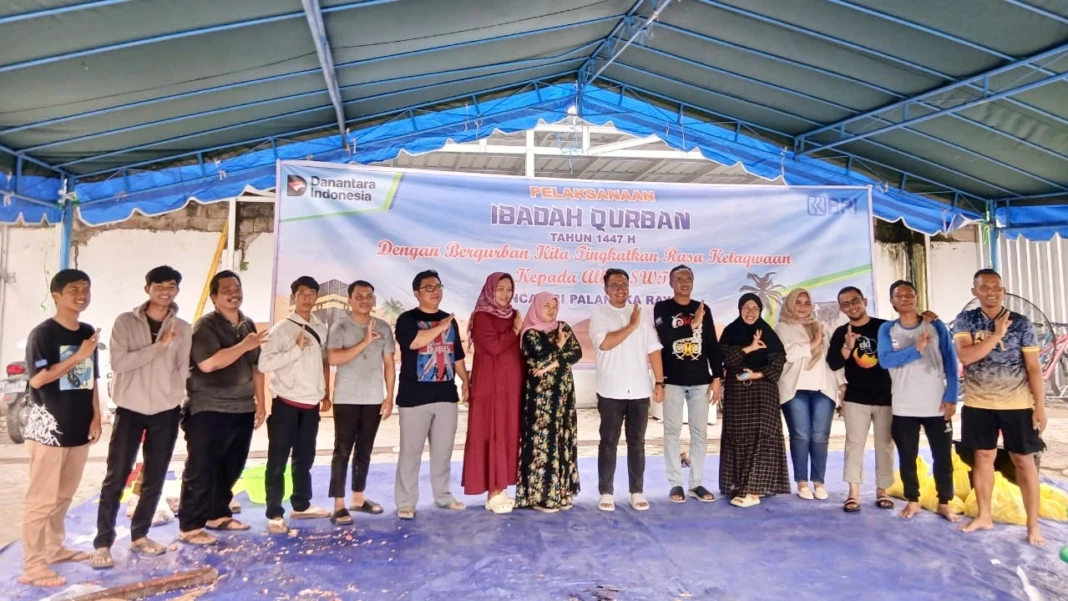 Pemimpin BRI Cabang Palangka Raya, Defri Gunawan (ketujuh dari kanan), berfoto bersama para karyawan BRI usai pemotongan hewan kurban, Rabu (27/5).