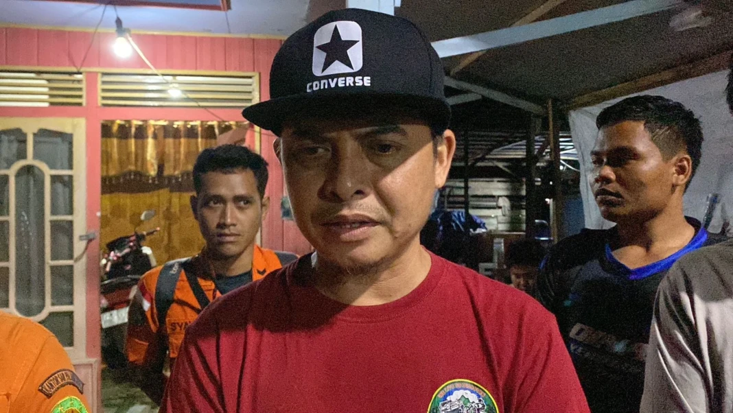 Lurah Pahandut, Ahmad Reza saat diwawancara awak media di lokasi kejadian, Sabtu malam (30/5). (Anandri/Prokalteng.co)