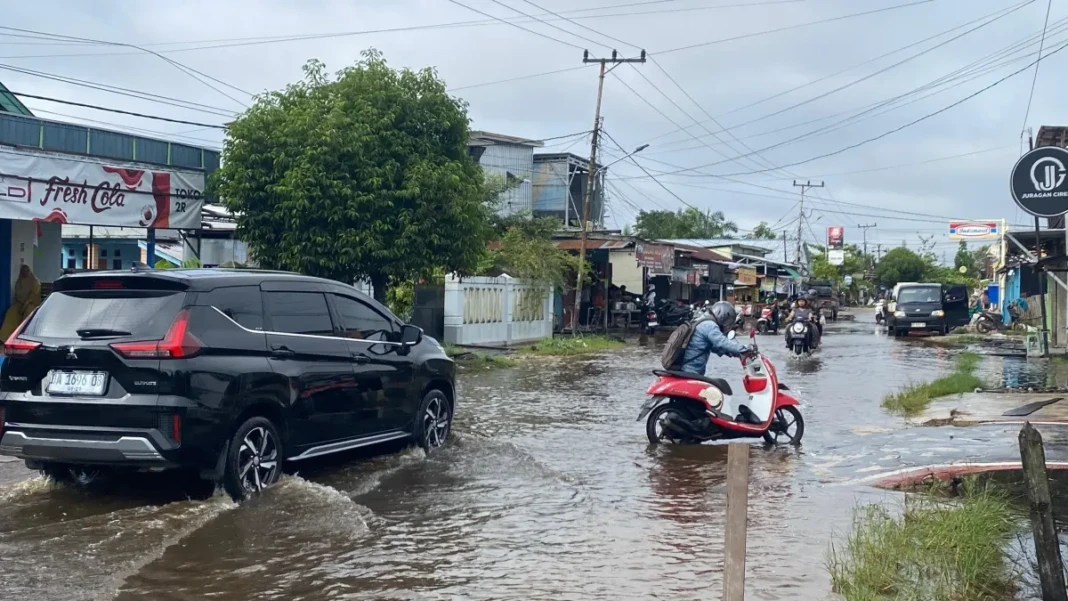 kondisi-ruas-jalan-di-sampit-tergenang-usai-hujan-derasmiftahkaltengposjawaposcom-eqrIM