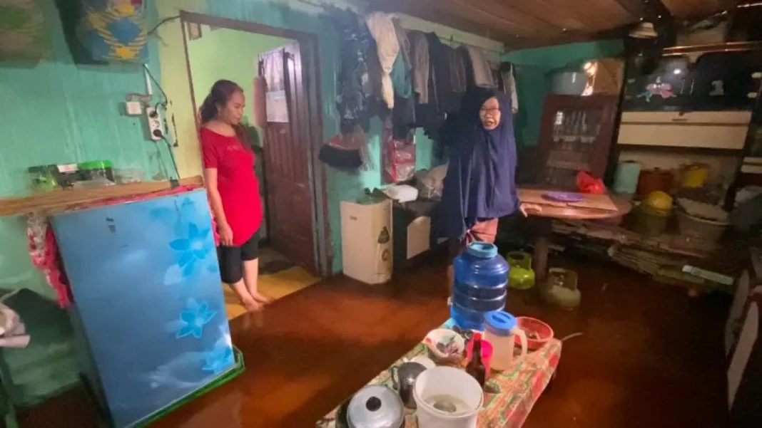 kondisi-rumah-warga-di-sampit-kebanjiranmiftahkaltengposjawaposcom-aZ61V